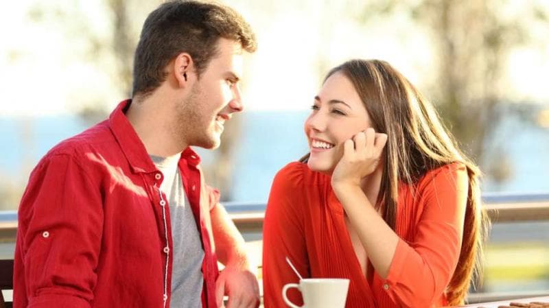 Memuji pasangan berlebihan juga merupakan love bombing. (Shutterstock via Suara)