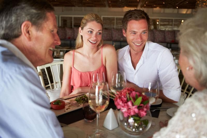 Baru jadian langsung mengenalkan kamu kepada orang tua? Awas love bombing. (via Cosmopolitan)