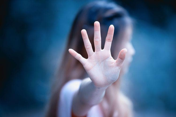 Foto atau video pribadimu akan dijadikan senjata untuk melakukan pemerasan. (Shutterstock)