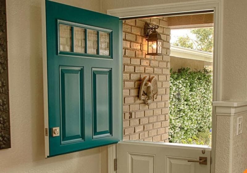 Dutch Door atau pintu Belanda yang diadopsi di rumah-rumah Indonesia. (Todaysentrydoors)