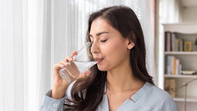 Minum juga memicu pelepasan dopamin di otak, dengan catatan kita benar-benar menginginkannya. (Istock/Pongtep Chittan)