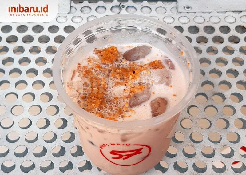 Es Enting Gepuk yang menjadi signature dish di Kedai Kopi Maju 57. (Inibaru.id/ Julia Dewi Krismayani)<br>