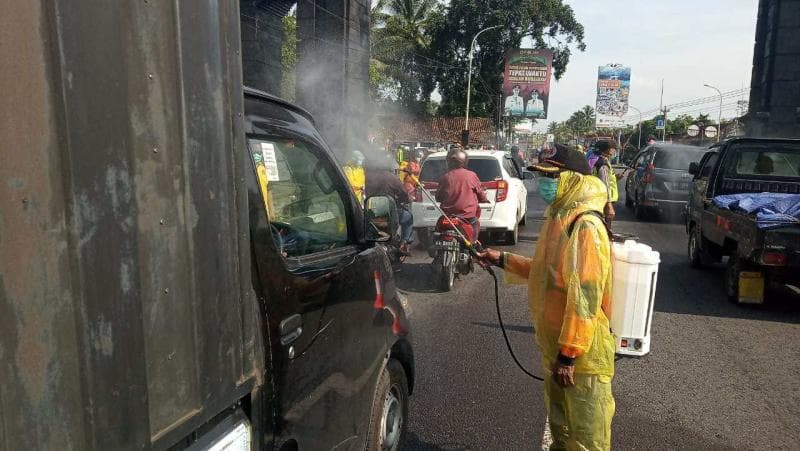 Proses penyemprotan disinfektan. (Borobudurnews)