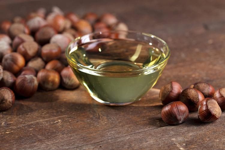 Minyak hazelnut dijual dengan harga yang tinggi. Hal itu menjadikannya sebagai salah satu minyak termahal dan terbaik di dunia. (Honestdocs)