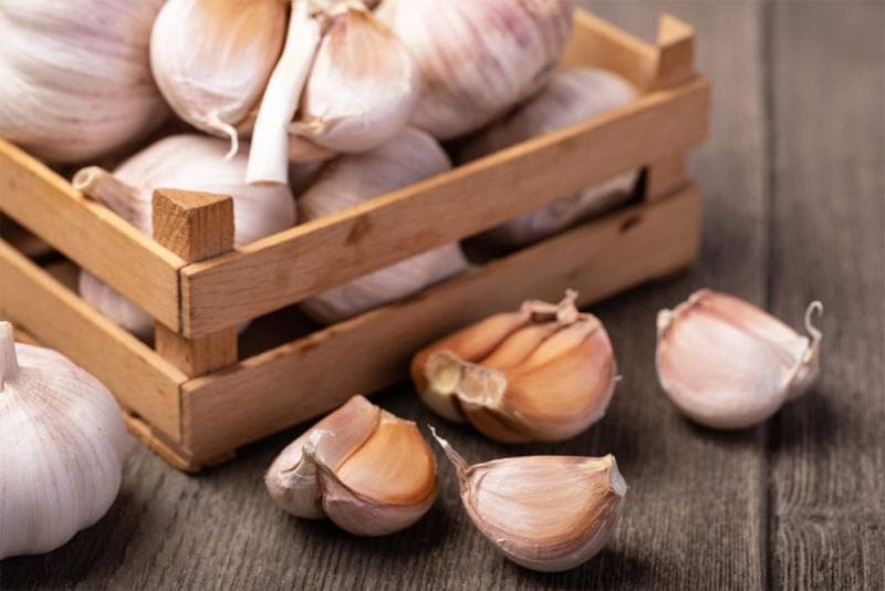 Bawang putih segar mengandung allicin, yaitu senyawa yang berperan sebagai antibakteri untuk mengurangi infeksi, peradangan, dan sebagainya. (Envato)