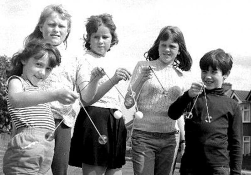 Di Amerika Serikat, mainan ini dikenal dengan nama Clackers Balls Toys. (Istimewa)