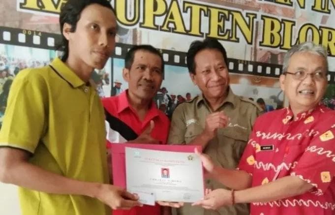 Umbaran Wibowo sebagai wartawan telah mengantongi sertifikat UKW jenjang madya atau kategori senior. (SB/Dok. PWI Blora)