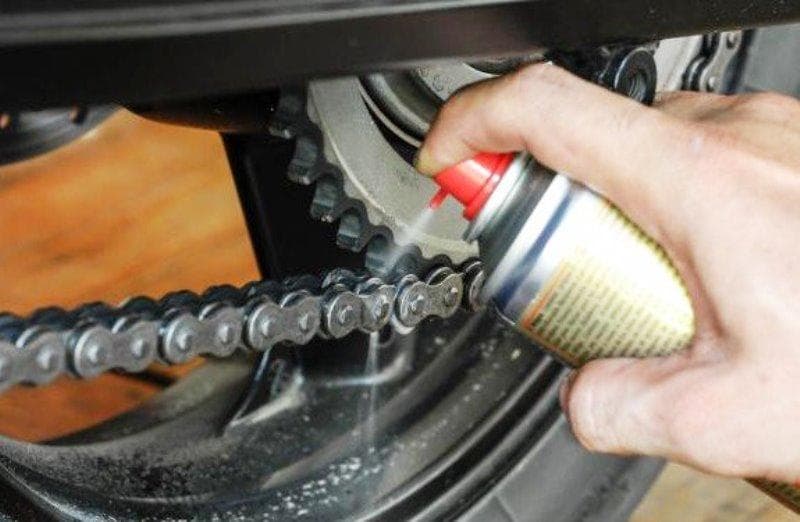 Beri pelumas rantai paling tidak dua minggu sekali. (Harapanrakyat)