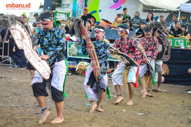Salah satu penampil yang membuka acara Penta KLabs,&nbsp;Kuda Lumping Wahyu Turonggo Manunggal.&nbsp;(Inibaru.id/ Kharisma Ghana Tawakal)