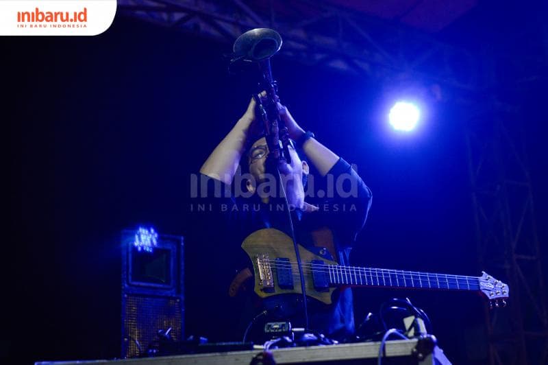 Kuntari, musikus yang bernama Totok Tesla Manaf itu membawakan musik eksperimental. (Inibaru.id/ Kharisma Ghana Tawakal)