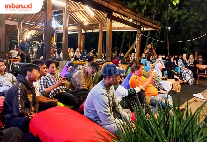 Penampakkan jamaah Santrendelik saat menyaksikan ngaji kebangsaan dengan tema 'Generasi Perubahan'. (Inibaru.id/ Fitroh Nurikhsan)