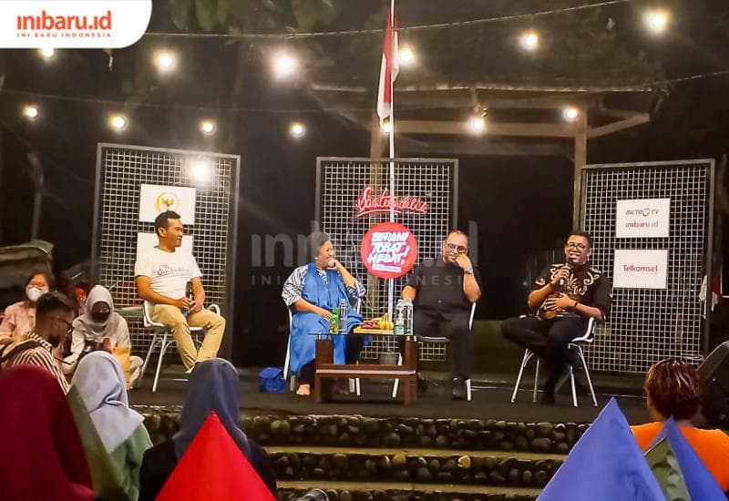 Potret Wakil Ketua MPR Lestari Moerdjiat, CEO Media Grup Mohammad Mirdal Akib dan Dosen Universitas Paramadina Luthfi Assyaukanie saat menjadi pembicara ngaji kebangsaan di Santrendelik Kampung Tobat. (Inibaru.id/ Fitroh Nurikhsan)