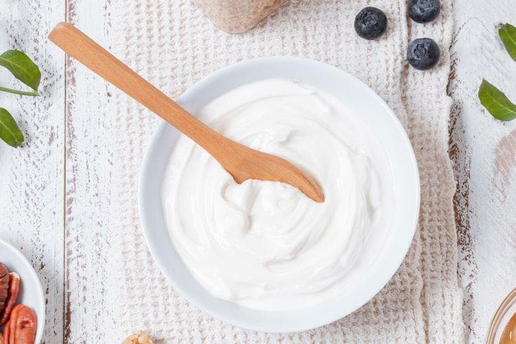 Yogurt&nbsp; dapat digunakan untuk deep conditioner. (Freepik via Kompas)