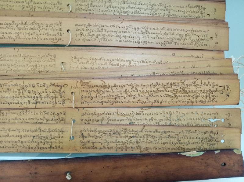 Sebuah naskah yang tertulis di atas lontar. (Preservasi Perpusnas)