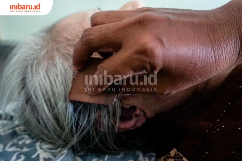 Pemberian bedak ke jenazah. (Inibaru.id/ Audrian F)<br>