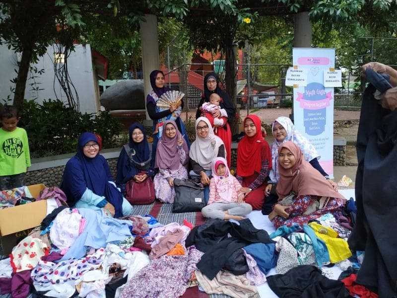 Kegiatan garage sale "bayar seikhlasnya" baju layak pakai oleh tim sejuta cinta IP Semarang. (Dokumentasi Komunitas IP Semarang)