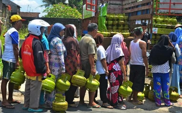 Ilustrasi: Menunjukkan KTP sebagai bentuk pendataan agar gas 3 kg tepat sasaraan. (Beritasatu)