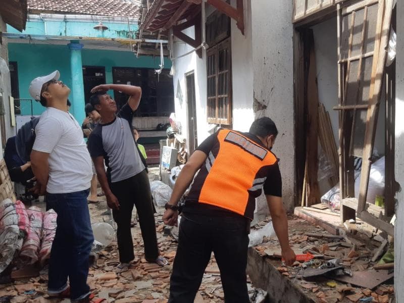Ledakan keras yang terjadi di Kudus membuat atap, genting, dan kaca jendela warga hancur.  (MI/Jamaah)
