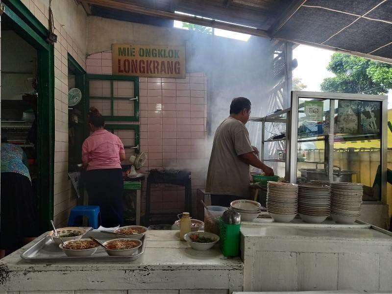 Waluyo, pengelola mi ongklok Longkrang. (Wawayasura)