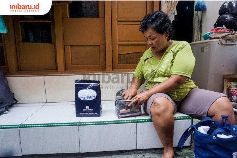 Sri Sumiyati, mendedikasikan secara tulus hidupnya untuk merias jenazah. (Inibaru.id/ Audrian F)<br>