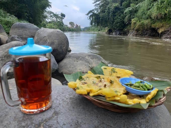 Kamu juga bisa makan dan minum di Sungai Serayu. (Google Photos/Edi Santoso3757)