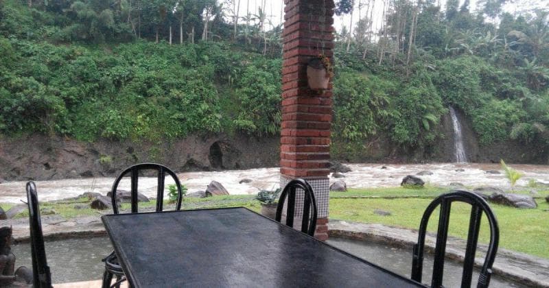 Kamu bisa makan sembari menikmati air terjun. (Kulinerwisata.com)