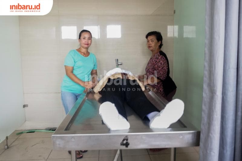 Sri Sumiyati (kanan) dan Indah Murti Astuti (kiri) selepas merias jenazah di Rumah Duka Tion Hwa Ie Wan. (Inibaru.id/ Audrian F)<br>