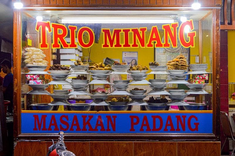 Warung makan padang asli memiliki ciri khas salah satunya nggak ada menu lele.&nbsp; (Wikipedia/Flickr/Francisco Anzola)