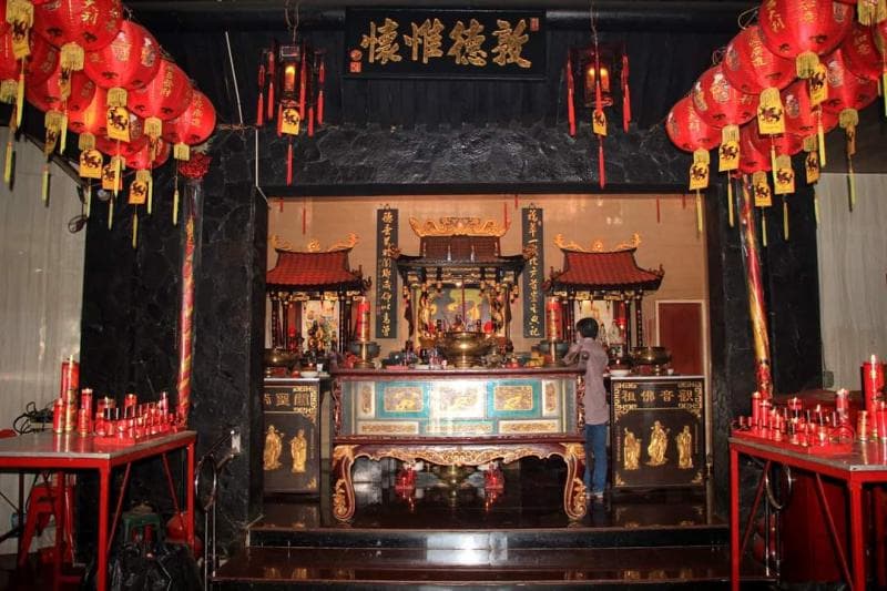 Ciri khas Klenteng didominasi dengan warna merah. (Google Maps/Sie Tang San)