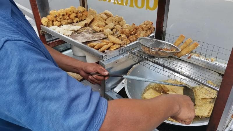 <i>FYI</i>, orang Indonesia gemar ngemil gorengan. (Merdeka/Sulaeman)<br>