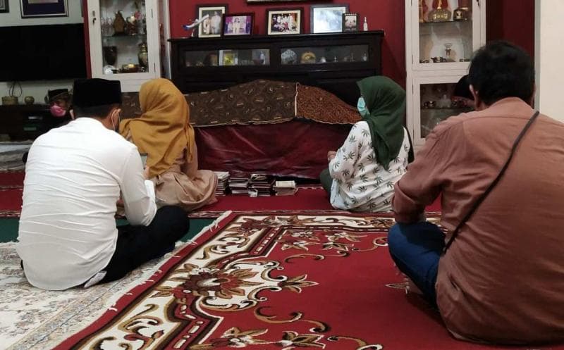 Suasana di rumah duka kediaman Ibu Presiden Jokowi, Sujiatmi Notomiharjo di Solo (beepdo.com)