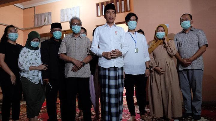 Presiden Jokowi menggelar jumpa pers di rumah duka (ANTARA/Maulana Surya)