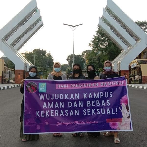 Muda Bersuara bersama Jaringan Muda Setara menuntut kampus bebas dari kekerasan seksual pada peringatan Hari Pendidikan Nasional 2021 (Instagram/_mudabersuara).