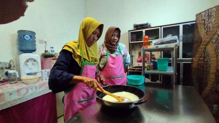 Proses pembuatan es krim singkong. (Tribunjateng/Hanes Walda Mufti)