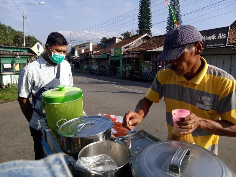 Sehatno sedang melayani pembeli. (Inibaru.id/ Zulfa Anisah)