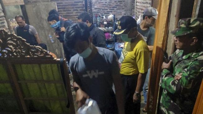 Penggeledahan di rumah terduga teroris di Dukuh Ngepung, Subah, Kabupaten Batang. (ANTARA FOTO/Harviyan Perdana Putra) 