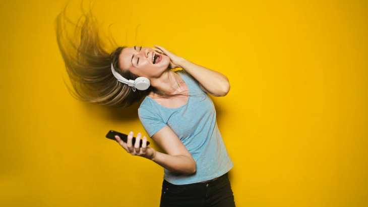 Tips Membersihkan Headphone atau Earbuds dengan Benar