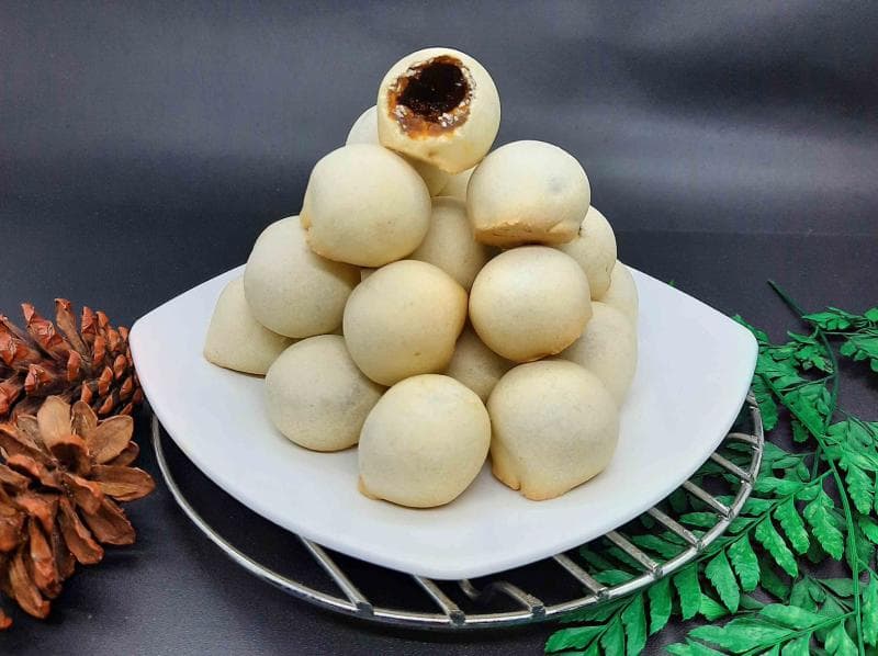 Mino merupakan kependekan dari nopia mini. Bentuknya bulat kecil berwarna putih menyerupai telur. (Visitjawatengah)