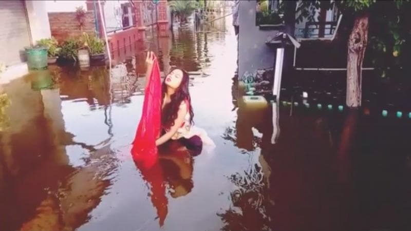 Penampakkan Mentari Isnaini sewaktu nari di tengah genangan banjir rob Sayung, Demak pada 13 Mei 2020 silam. (Instagram/mentariisnaini)