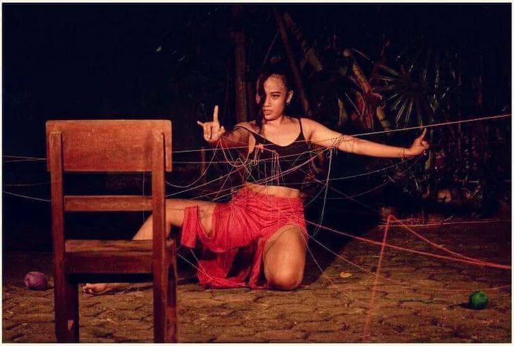 Momen Mentari Isnaini ketika menggelar pertunjukkan seni tari yang berjudul "Ngirit Ngorot". (Instagram/mentariisnaini)