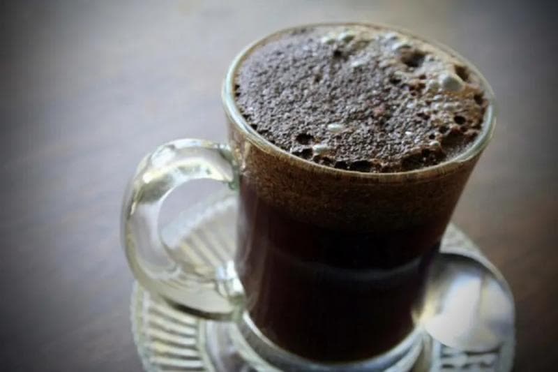 Ilustrasi: Kopi tubruk sering disajikan di angkringan karena mudah cara menyeduhnya dan nikmat rasanya. (Sabani)