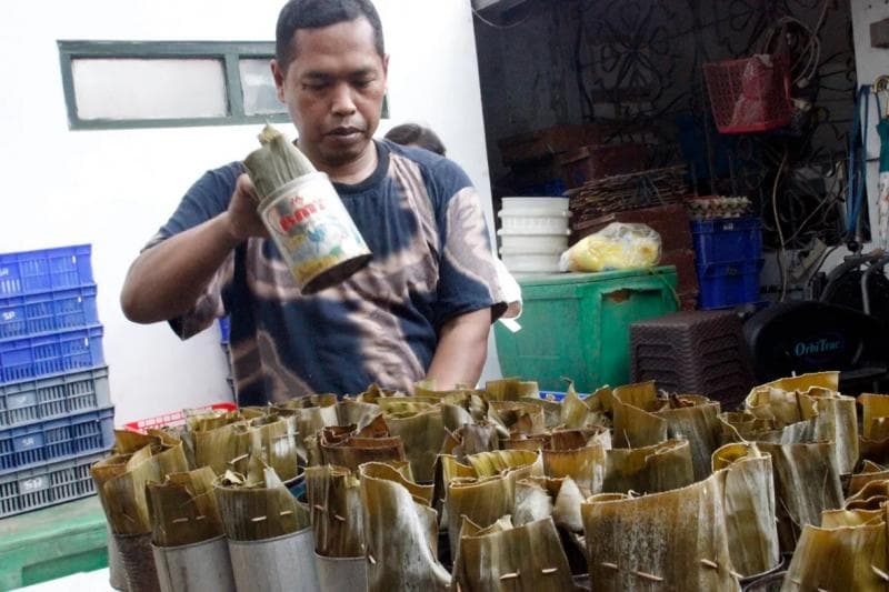 Proses pembuatan kue keranjang daun pisang. (Suarabaru/Yon)