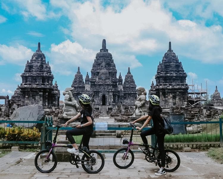 Bersepeda di Candi Sewu. (Jogjabike)