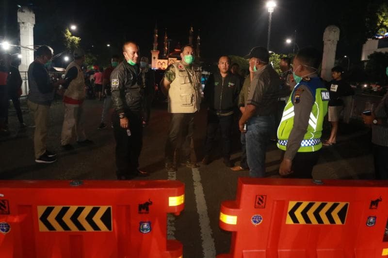 Proses penutupan jalan di Kota Tegal.(Wartabahari.com)