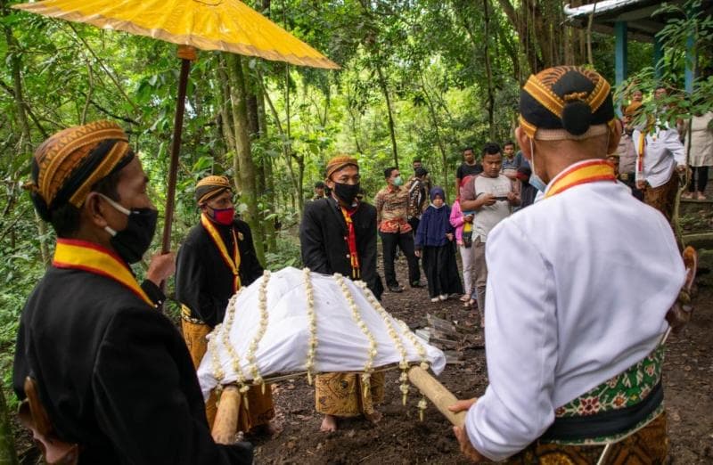 Kepala kerbau yang dibawa oleh abdi dalem sebagai sesaji utama dalam Upacara Mahesa Lawung. (Istimewa)