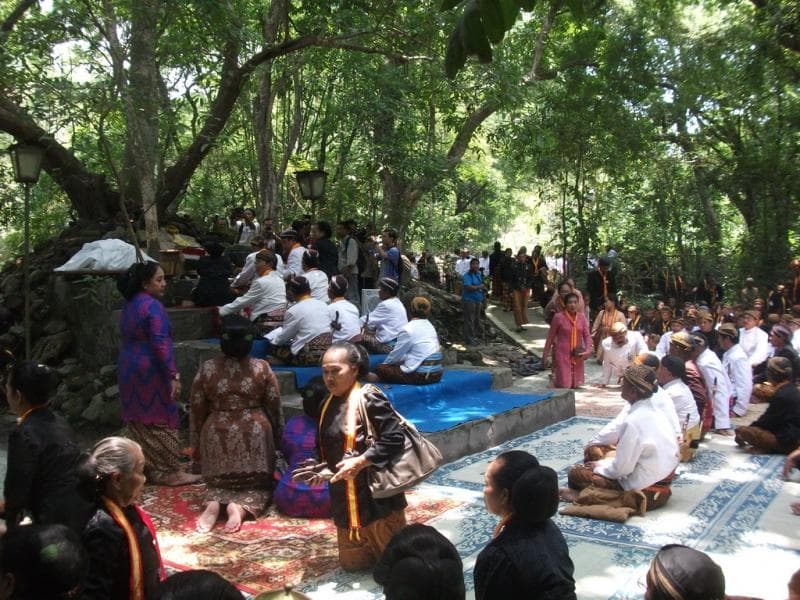 Para abdi dalem Keraton Surakarta berkumpul dan merapal doa di pepunden Hutan Krendowahono. (Teras Wisata)