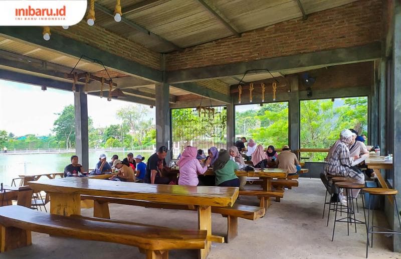 Suasana J'Kopi yang sering ramai pengunjung di akhir pekan. (Inibaru.id/ Rizki Arganingsih)