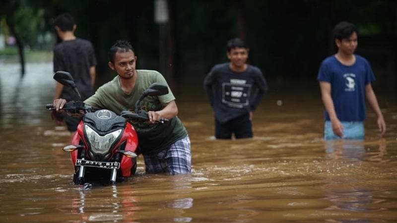Langkah Tepat Menangani Motor Mogok Terendam Banjir