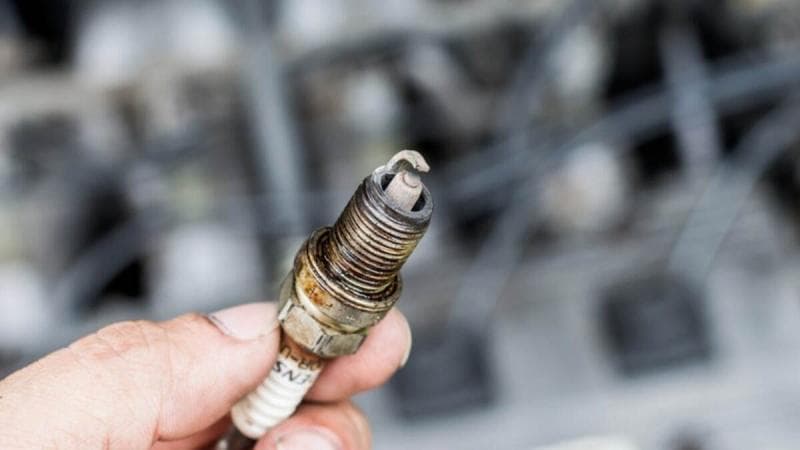 Busi merupakan salah satu komponen penting yang harus segera dikeringkan saat motor terendam air. (Istimewa)