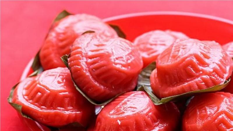 Kue Ku berbentuk oval yang terbuat dari beras ketan dan kacang hijau. (Pinterest)
